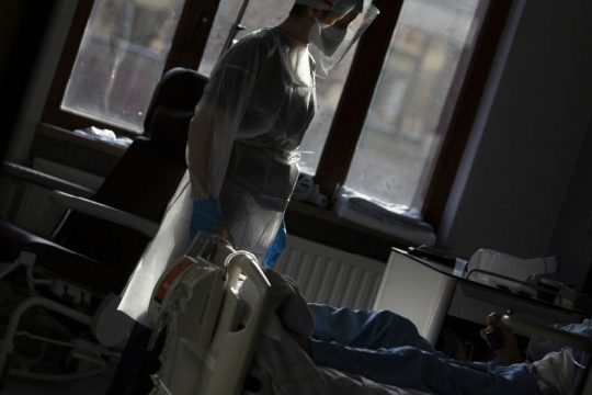 Μια «φυσαλίδα αγκαλιάς» επιτρέπει σε ηλικιωμένους να νιώσουν το άγγιγμα των δικών τους