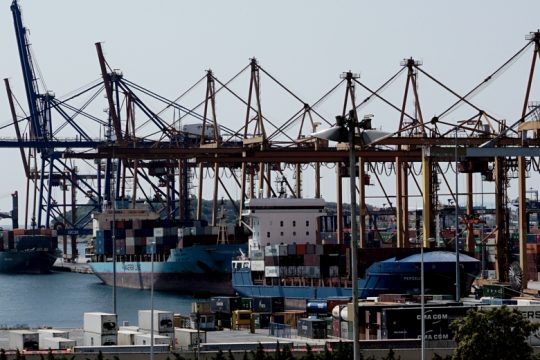 Οι Πειραιώτες κέρδισαν την απαγόρευση επιχωματώσεων της θάλασσας από Cosco