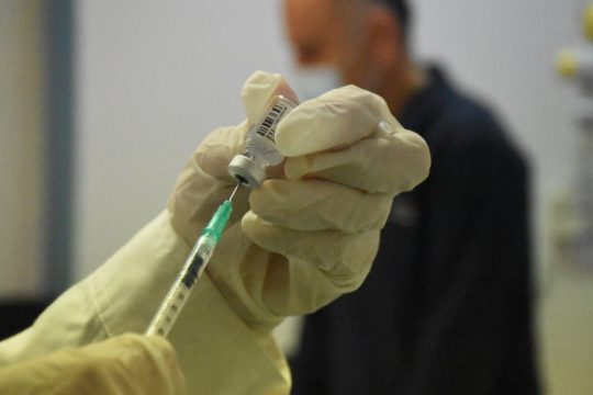 «Ο εμβολιασμός θα υπονομευθεί, αν δεν ενισχυθεί το ΕΣΥ»