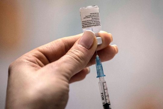 Τα πρώτα παρατράγουδα με τους εμβολιασμούς