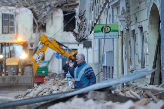 Θρήνος και έρευνες στα συντρίμμια μετά τον φονικό σεισμό στην Κροατία