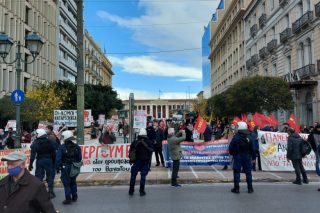 Διαμαρτυρία κατά του «φτωχού» προϋπολογισμού του 2021 στην πλατεία Κοραή