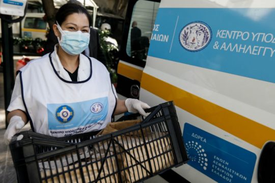 Αθήνα: Με διανομή φαγητού το χριστουγεννιάτικο τραπέζι για τους αστέγους