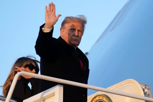 Ο Τραμπ δίνει νέες χάρες για να προστατέψει εαυτόν και συνεργάτες