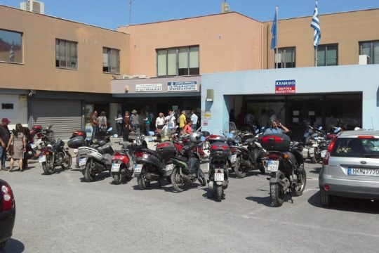 Επίθεση στην Εφορία Ηρακλείου – Έσπασαν τζάμια και πέταξαν μπογιές