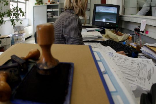 Αυξήθηκαν κατά μισό εκατομμύριο όσοι χρωστούν στη Εφορία