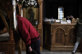 Υποχώρηση της κυβέρνησης φοβούμενη τη ρήξη με την Εκκλησία