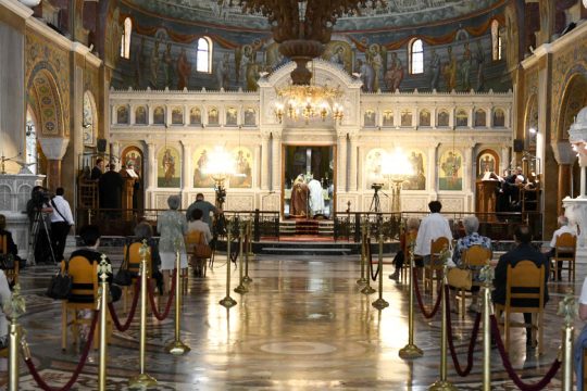 Ανοίγουν τις εκκλησίες για δύο ημέρες με ευθύνη των μητροπόλεων