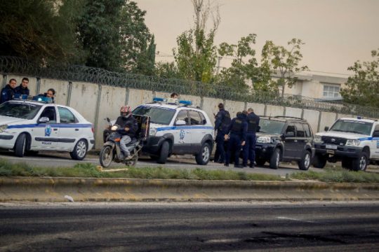 Συλλήψεις και προσαγωγές στον αποκλεισμένο Ασπρόπυργο