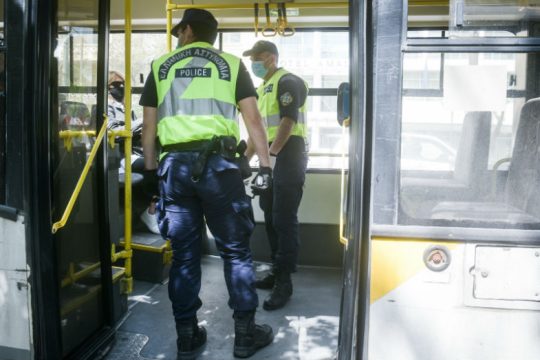 Τους ενόχλησε η μάσκα και ο «Ριζοσπάστης» σε αιμοδότη που έκοψαν πρόστιμο