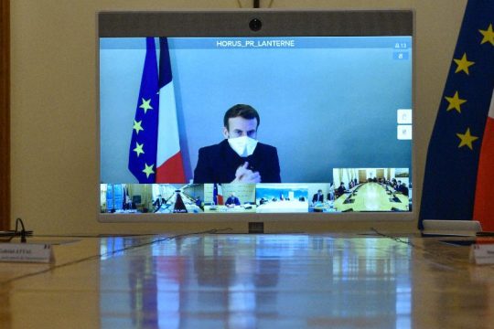 Βγαίνει από την απομόνωση ο Μακρόν, δεν έχει πια συμπτώματα