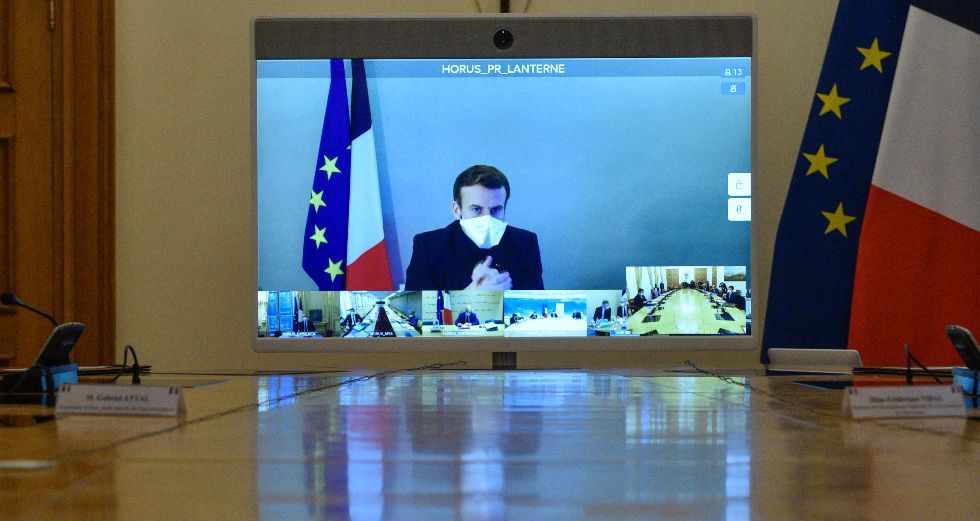 Βγαίνει από την απομόνωση ο Μακρόν, δεν έχει πια συμπτώματα