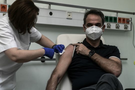 Ιστορική μέρα αλλά και επικοινωνιακό σόου με τους εμβολιασμούς