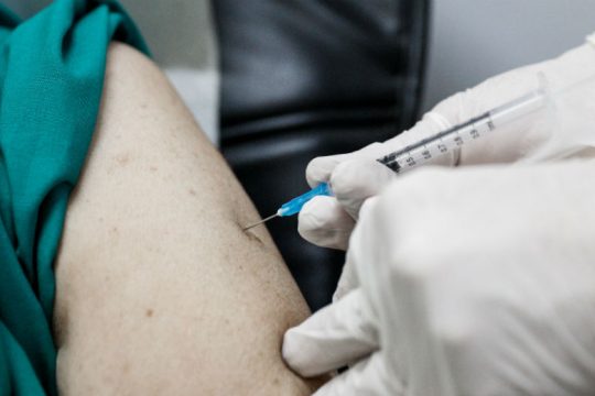 Ξεκίνησε ο εμβολιασμός με το επικαιροποιημένο μονοδύναμο εμβόλιο για την COVID-19