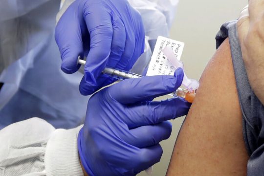 Κυβερνητική υποχώρηση στα σχέδια για μαζικό εμβολιασμό