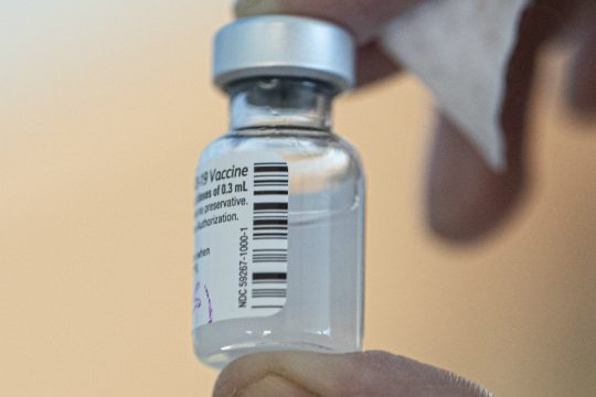 Τα πρώτα εμβόλια ήρθαν, όμως η δοκιμασία συνεχίζεται