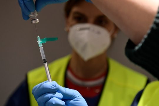 Ο ΣΥΡΙΖΑ τα… έψαλε στον Μητσοτάκη για τους κατά προτεραιότητα εμβολιασμούς