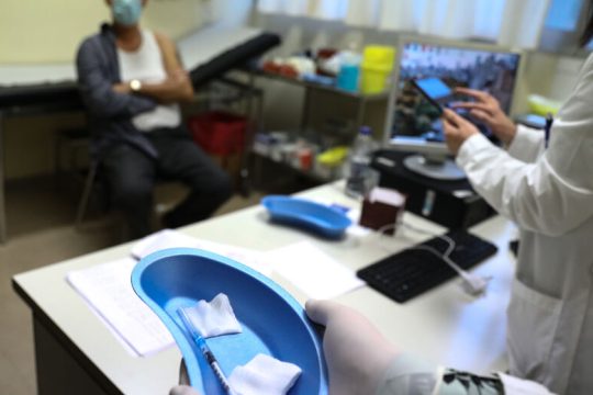 Καταγγελίες για ακυρώσεις εμβολιασμών υγειονομικών σε αρκετές περιοχές της χώρας