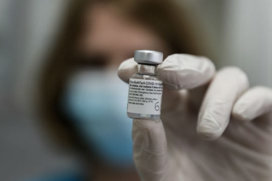 Υποσχέσεις για τα εμβόλια ενώ ο μαζικός εμβολιασμός αργεί