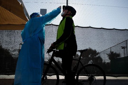 Αύξηση κρουσμάτων, θανάτων και διασωληνώσεων με ελάχιστα τεστ