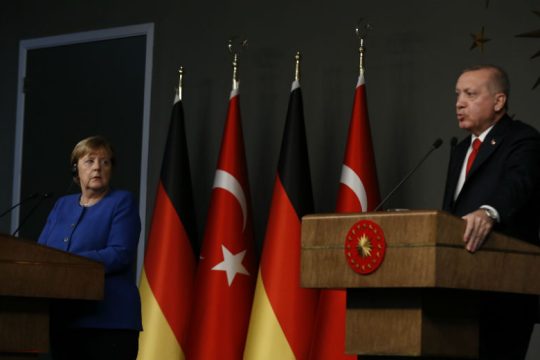 Ερντογάν-Μέρκελ συνομίλησαν για μια «νέα σελίδα» στις σχέσεις Ε.Ε.-Τουρκίας