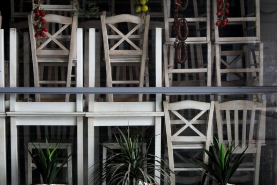 Επισφραγίζεται ο θάνατος της εστίασης, σε ελεύθερη πτώση τα καταλύματα
