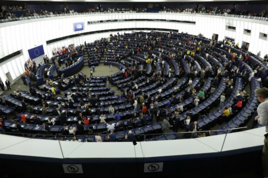 Το Ευρωκοινοβούλιο επιμένει στη σύνδεση των κονδυλίων με το κράτος δικαίου