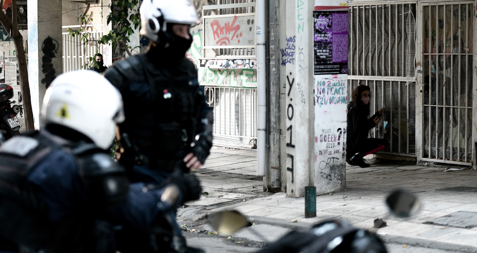 ΔΙΑΣ και ΟΠΚΕ απέκλεισαν πολιτικό χώρο στα Εξάρχεια–Τι καταγγέλλουν οι εγκλωβισμένοι