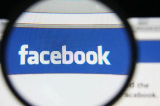 Απόπειρα φίμωσης καταγγέλλουν αντικυβερνητικές σελίδες στο Facebook που απειλούνται με κλείσιμο