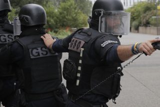 Φτηνά τερτίπια Μακρόν μετά την κατακραυγή