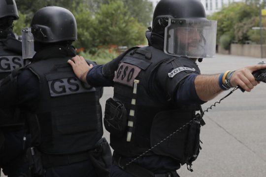 Φτηνά τερτίπια Μακρόν μετά την κατακραυγή