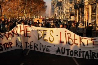 Αγώνας μέχρι τέλους στη Γαλλία, ή με τον λαό ή με την αστυνομία