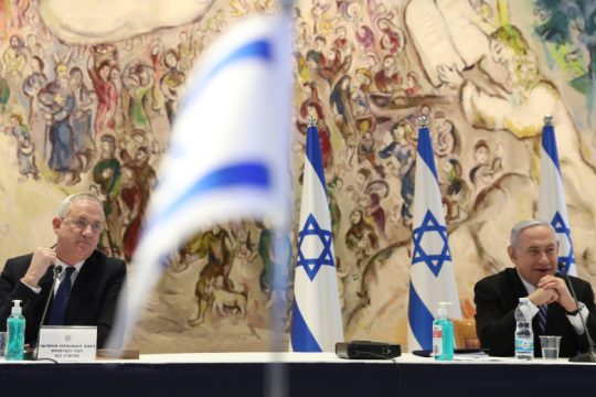 Στο χείλος του γκρεμού η κυβέρνηση του Ισραήλ