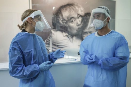 Κριτική στη γερμανική κυβέρνηση για τη χριστουγεννιάτικη χαλάρωση των μέτρων