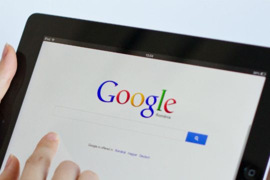 Σφοδρές αντιδράσεις για την απόλυση μαύρης ερευνήτριας από την Google