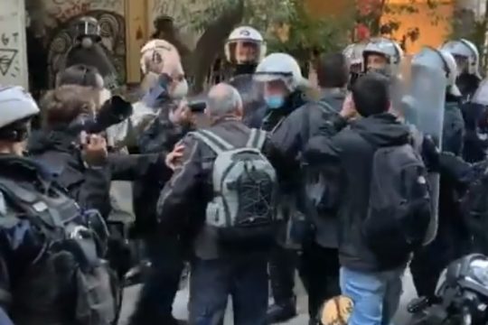 Φωτορεπόρτερ καταγγέλλουν την αστυνομική αυθαιρεσία κατά της ελευθερίας του Τύπου