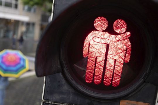 Στην Ουγγαρία τα ομόφυλα ζευγάρια δεν μπορούν πια να υιοθετούν παιδιά