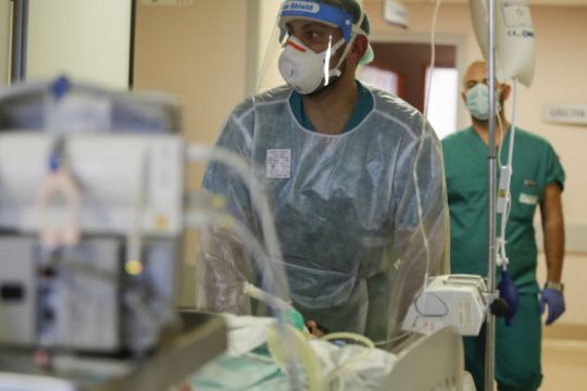«Μαύρο ρεκόρ» θανάτων από Covid-19 στην Ιταλία