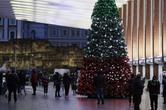 Η Ιταλία τελικώς βάζει «λουκέτο» στις γιορτές