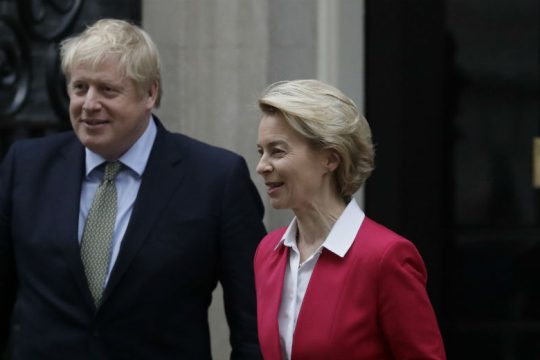 Καμιά πρόοδος στο τηλεφώνημα Τζόνσον – φον ντερ Λάιεν