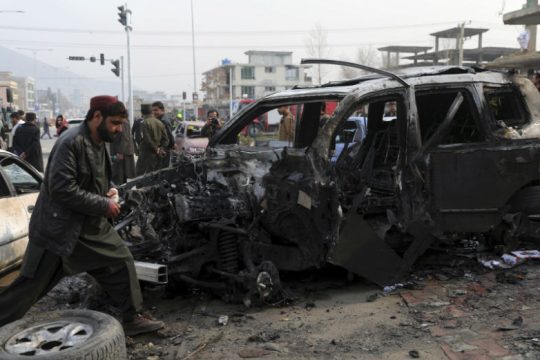 Πολύνεκρη βομβιστική επίθεση εναντίον Αφγανού βουλευτή που επέζησε