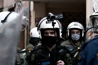 Γιατί όχι και μικροκάμερες στα ρούχα των διαδηλωτών…