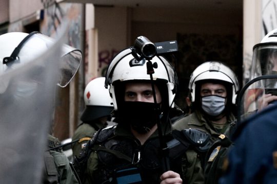 Γιατί όχι και μικροκάμερες στα ρούχα των διαδηλωτών…