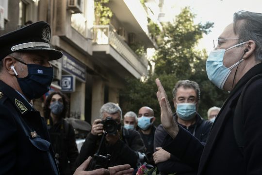 Αποδοκιμασία και αντιδράσεις για τις προσαγωγές δικηγόρων από την ΕΛ.ΑΣ.