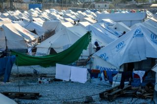Στο εδώλιο οι 4 ένστολοι που χτύπησαν πρόσφυγες στη Λέσβο