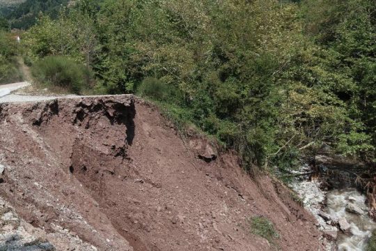Ανησυχία προκαλεί το κατολισθητικό φαινόμενο σε οικισμό στη λίμνη Πλαστήρα