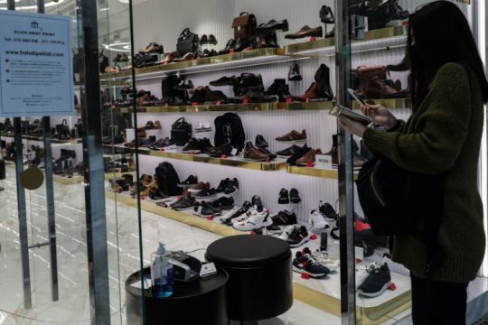 Άνοιγμα των επιχειρήσεων σε «ζώνες» εξετάζει η κυβέρνηση