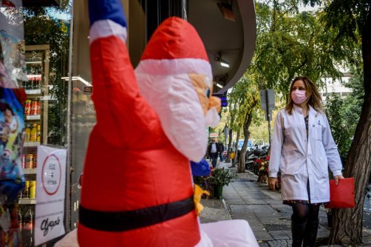 Κλειστό το λιανεμπόριο, ανοίγουν κομμωτήρια και βιβλιοπωλεία-Όλα τα νέα μέτρα