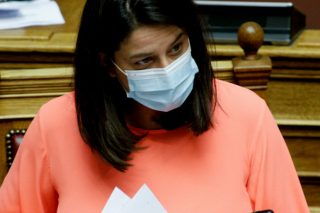 Mηνυτήρια αναφορά κατά Κεραμέως για τον αποκλεισμό Ρομά από την τηλεκπαίδευση
