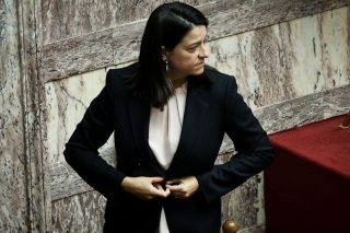 Ξεσηκωμός κατά Κεραμέως στις επαγγελματικές ενώσεις